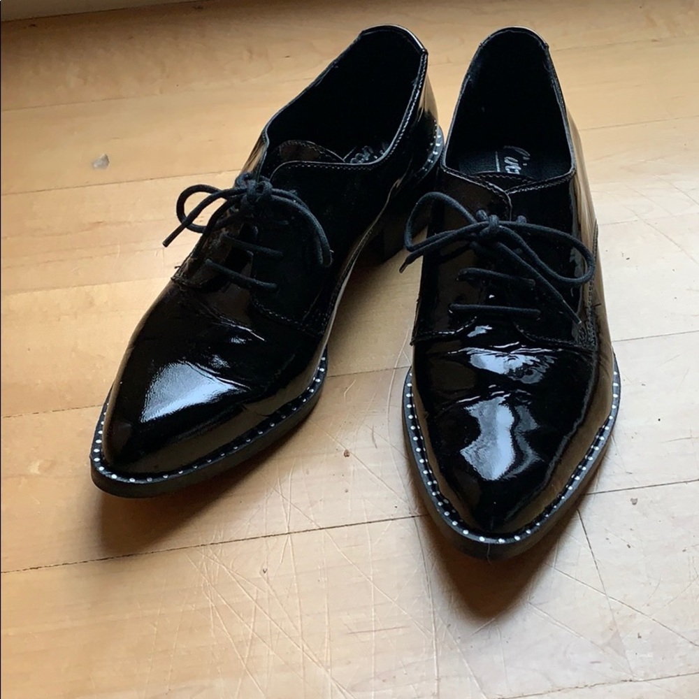 L’INTERVALLE patent leather shoes